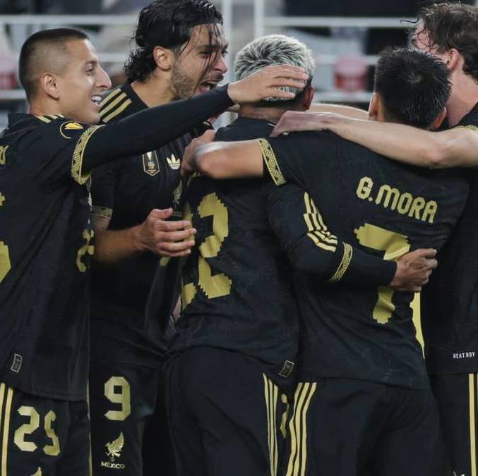 Jugadores del Tri celebran ante Honduras (@miseleccionmx)