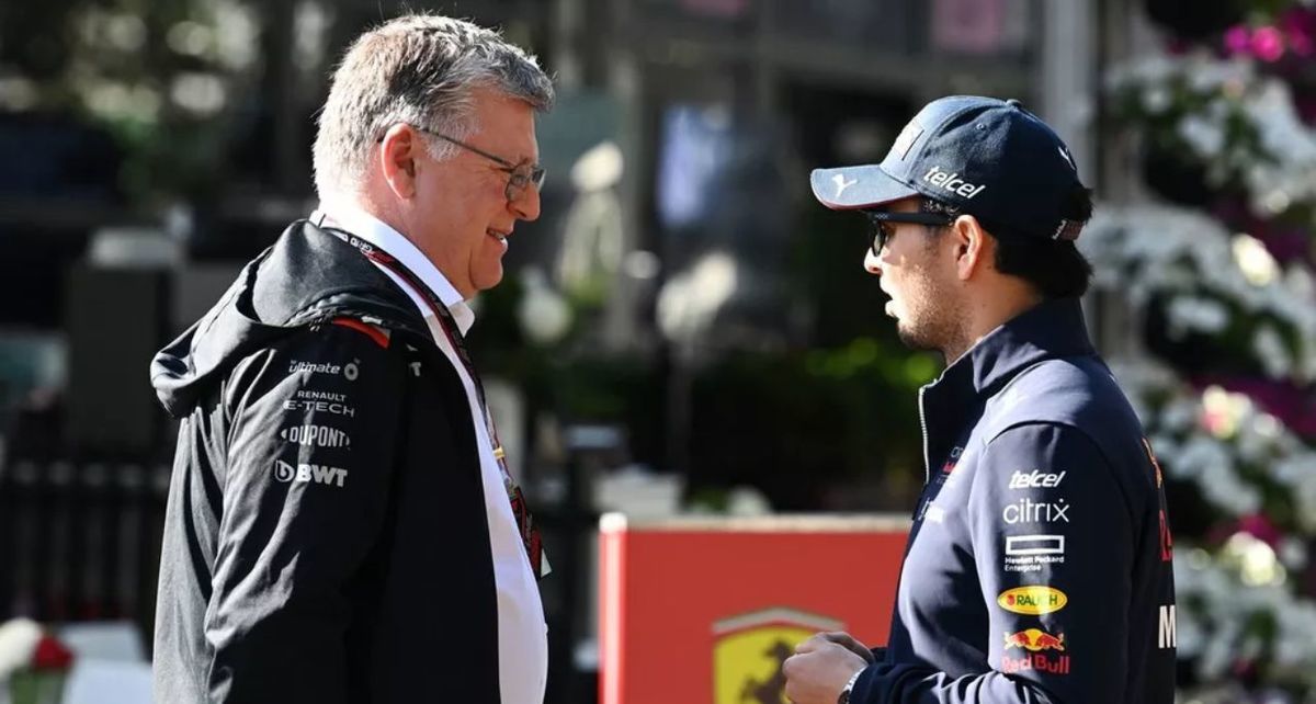 Otmar Szafnauer y Sergio Pérez (Reuters)
