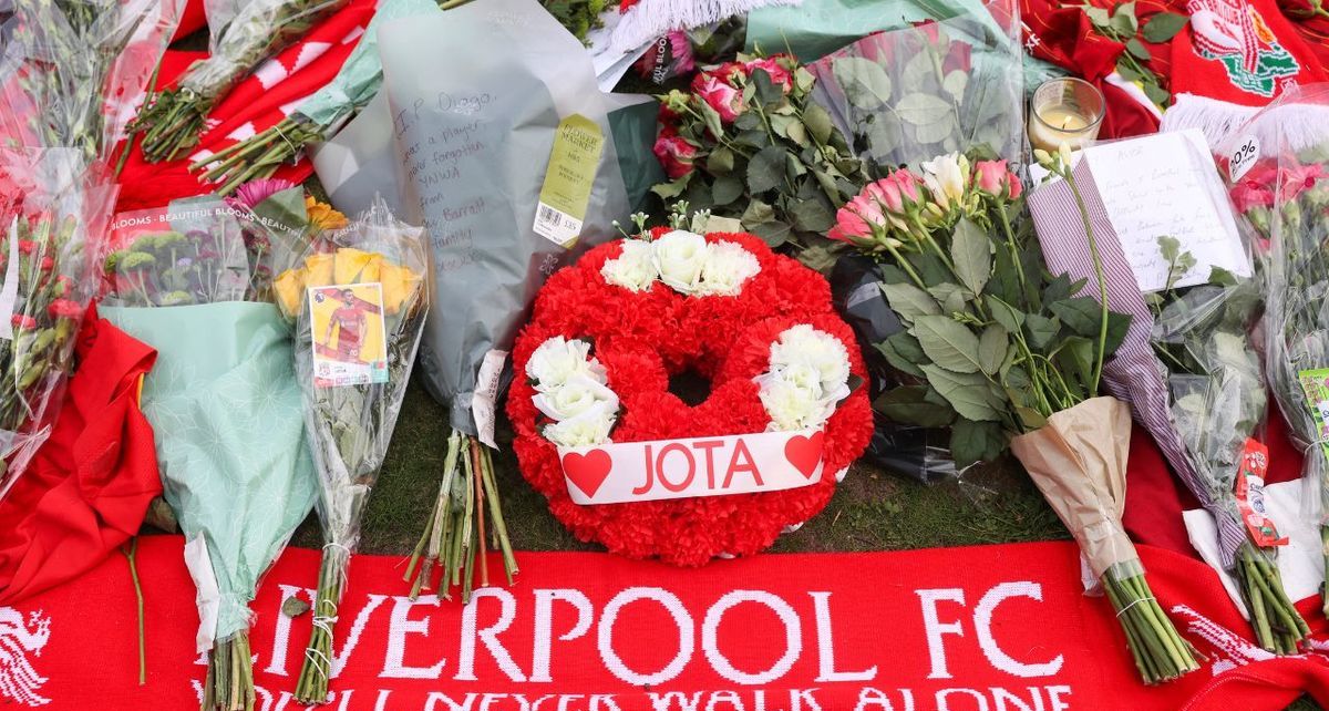 Aficionados del Liverpool lamentaron la muerte de Diogo Jota (Reuters)