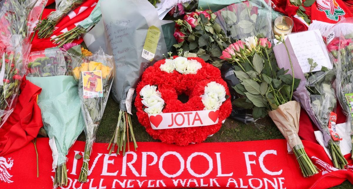Aficionados del Liverpool lamentaron la muerte de Diogo Jota (Reuters)