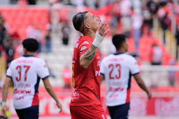 Calderón sale al campo en el Necaxa vs. Chivas (Imago7)