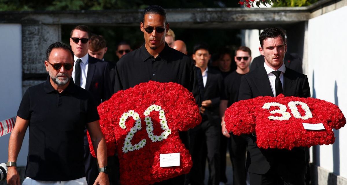 Van Dijk y Robertson, del Liverpool, en funeral de Diogo jota (Reuters)