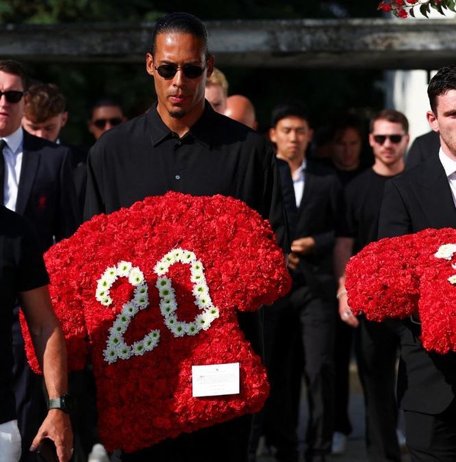 Van Dijk y Robertson, del Liverpool, en funeral de Diogo jota (Reuters)