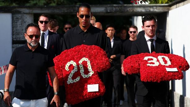 Van Dijk y Robertson, del Liverpool, en funeral de Diogo jota (Reuters)