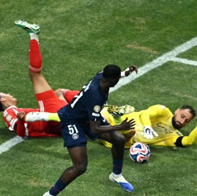 Jamal Musiala cae luego de chocar con Donnarumma (AFP)