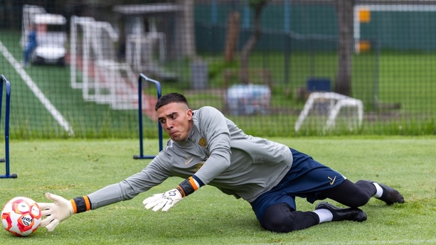 Alex Padilla, en un entrenamiento con Pumas (X @PumasMX)