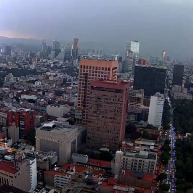 Captan caída de impresionante rayo en CDMX / Captura