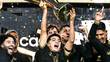 Gilberto Mora levanta el trofeo de la Copa Oro (Captura)