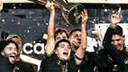 Gilberto Mora levanta el trofeo de la Copa Oro (Captura)