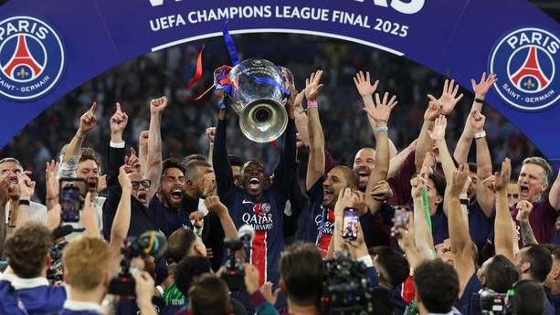 Ousmane Dembelé levanta el trofeo de la Champions League (AFP)