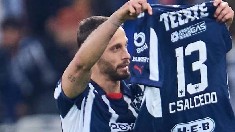 Sergio Canales muestra la playera de Carlos Salcedo tras su gol (Mexsport)
