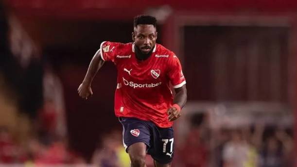 Álvaro Angulo durante un juego de Independiente (@alvaroanguloficial)