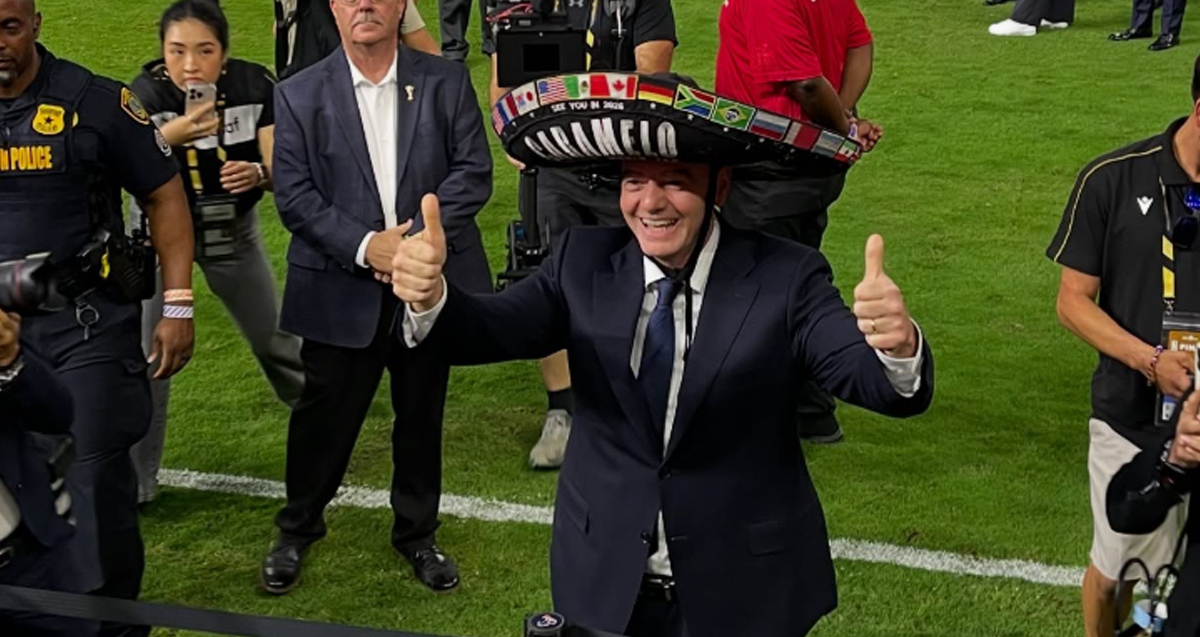 Caramelo le prestó el sombrero a Infantino. (Foto: @caramelomexico)