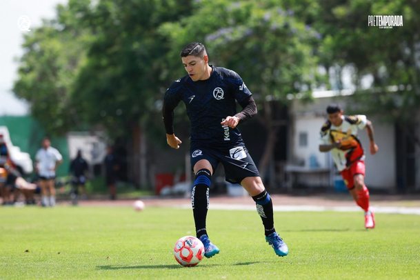 Los jugadores de Gallos ya lucen el nuevo escudo del club (FB Queretaro F.C.)