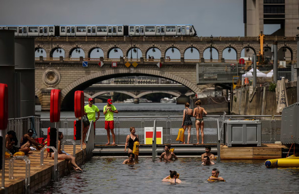 Los bañistas en el Sena estaban felices. (Foto: AP)