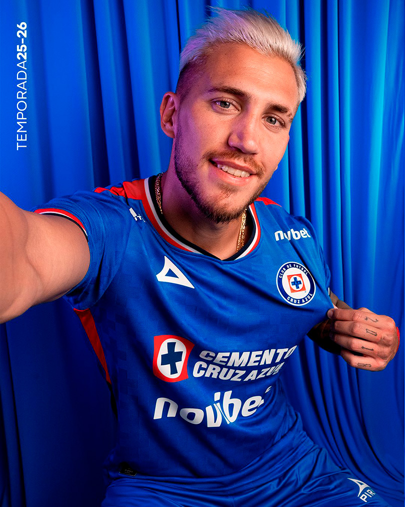 Cruz Azul suma un gran patrocinador y detalles en la tela.