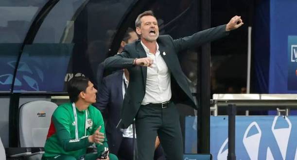 Diego Cocca da indicaciones en un juego de la Selección Mexicana (AFP)