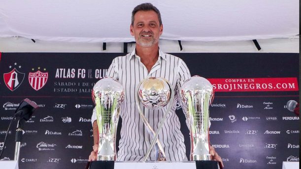 Diego Cocca con los títulos que ganó como DT de Atlas (Imago7)