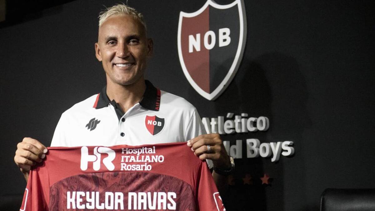 Keylor Navas muestra su jersey rojinegro (Newell's)