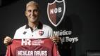 Keylor Navas muestra su jersey rojinegro (Newell's)