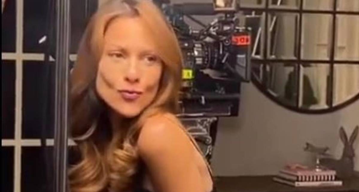 Lady Racista durante la grabación de un comercial (TikTok Ximena Pichel)