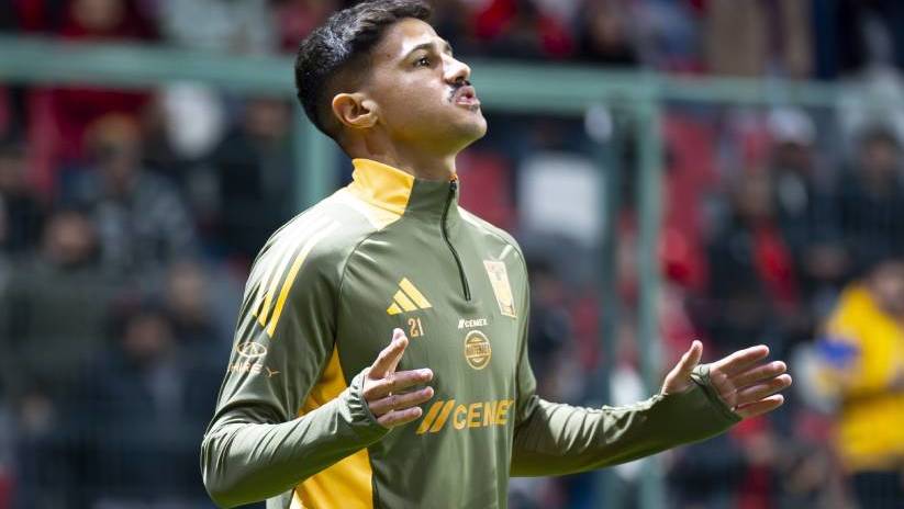 Rómulo Zwarg salió al banquillo durante el duelo ante Toluca (MexSport).