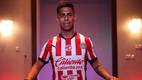 Efraín Álvarez porta la playera de Guadalajara (Chivas)