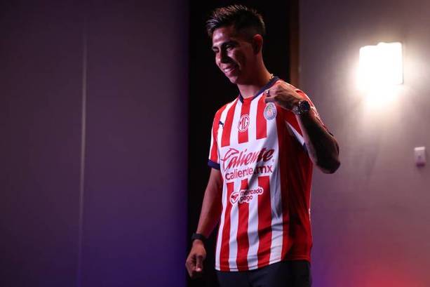 Efraín Álvarez posa con la playera del Rebaño (@Chivas)