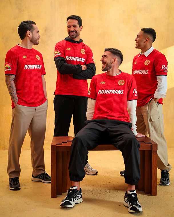 Jersey de local del Toluca de la temporada 2025-2026.