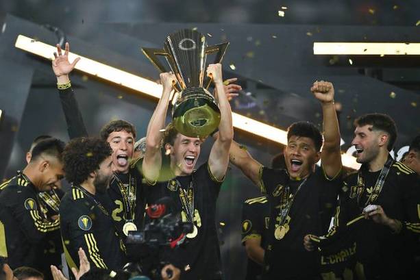 Jugadores del Tri levantan la Copa Oro (Imago7)