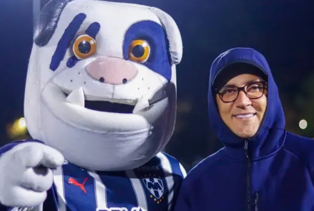 Keylor Navas en la foto que se tomó con Monty, la mascota de Rayados.