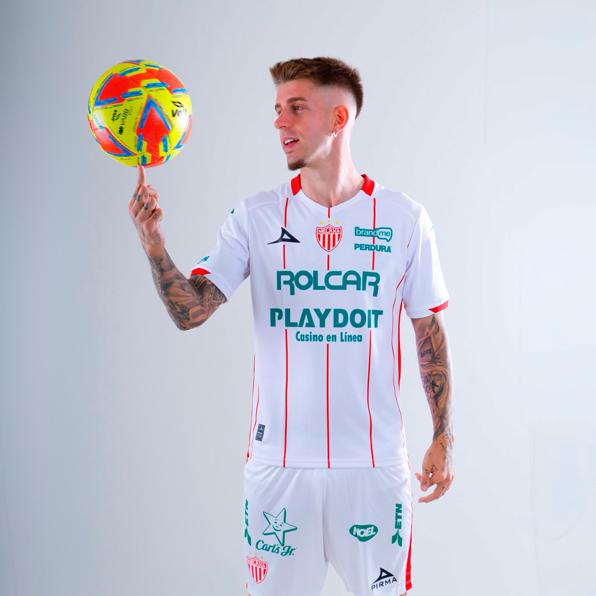 En el local del Necaxa predomina el blanco, con tenues líneas rojas.