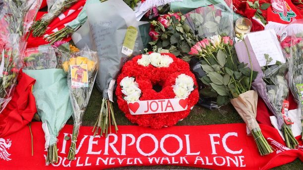 Aficionados del Liverpool lamentaron la muerte de Diogo Jota (Reuters)