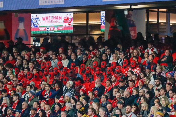 Aficionados del Wrexham apoyan a su equipo vestidos de Deadpool (@Wrexham_AFC)
