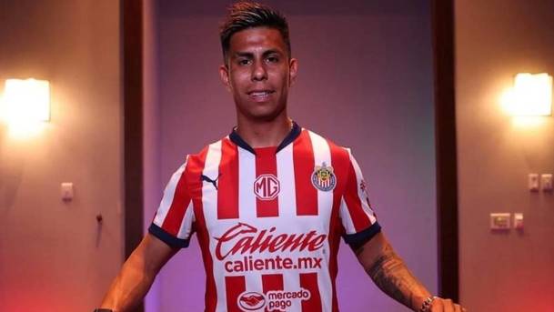 Efraín Álvarez porta la playera de Guadalajara (Chivas)
