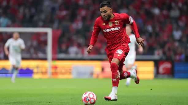 Alexis Vega en el juego de Toluca vs Necaxa