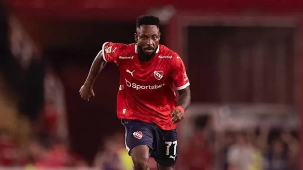 Álvaro Angulo durante un juego de Independiente (@alvaroanguloficial)