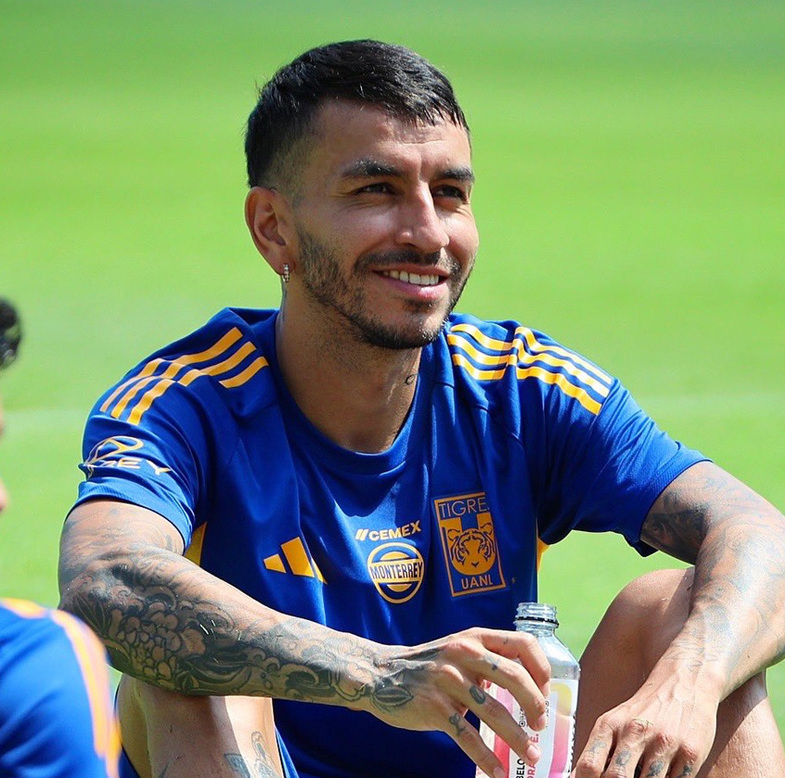 Correa entrenó e hizo goles en el entrenamiento. (Foto: Tigres)