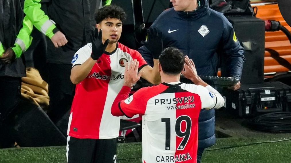 Stephano Carrillo en su debut con el Feyenoord ante Almere (X: @Feyenoord)