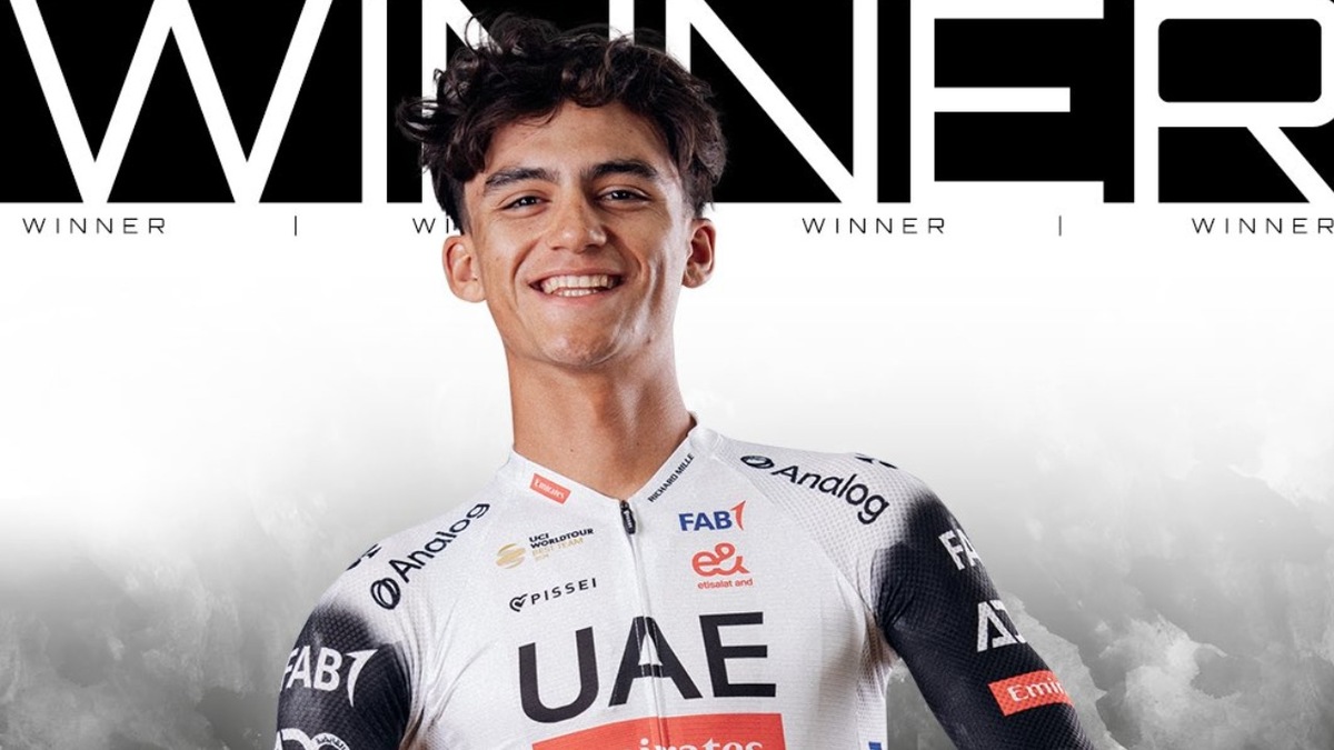 Isaac del Toro ganó el Tour de Austria 2025 a sus 21 años (X @TeamEmiratesUAE)