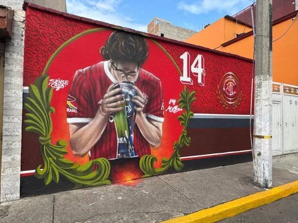 Marcel Ruiz y su mural en Toluca (Jesús Quezada)