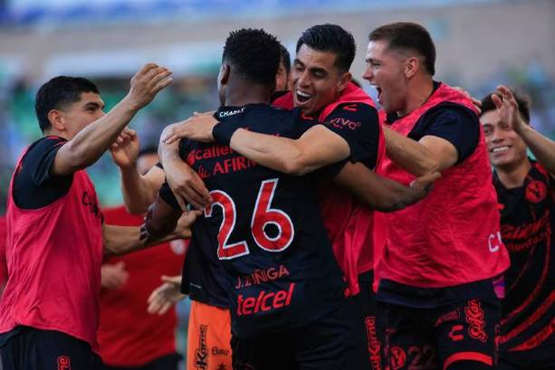 Pantera Zúñiga celebra el gol del posible título de goleo (Imago7)