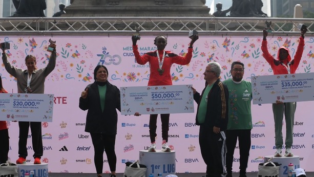 Podio de la rama femenil del Medio Maratón de la CDMX (FOTO: Ariana Pérez)