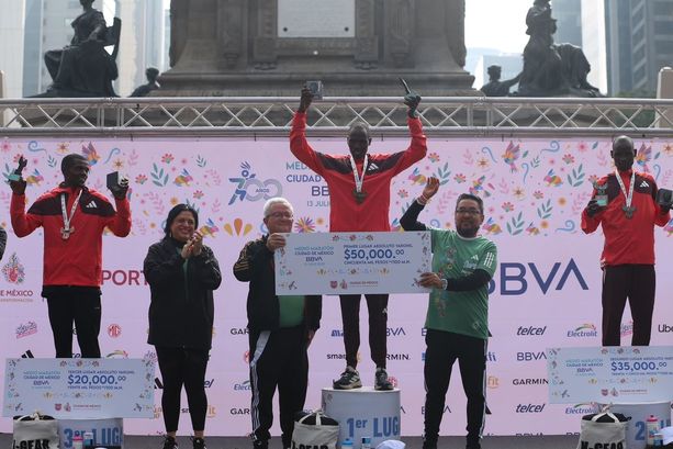 Podio de la rama varonil del Medio Maratón de la CDMX 2025 (FOTO: Ariana Pérez)