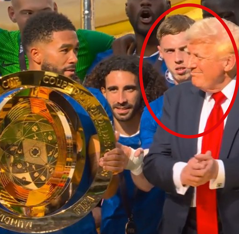 Cole Palmer se veía incómodo por la presencia de Trump en el festejo.