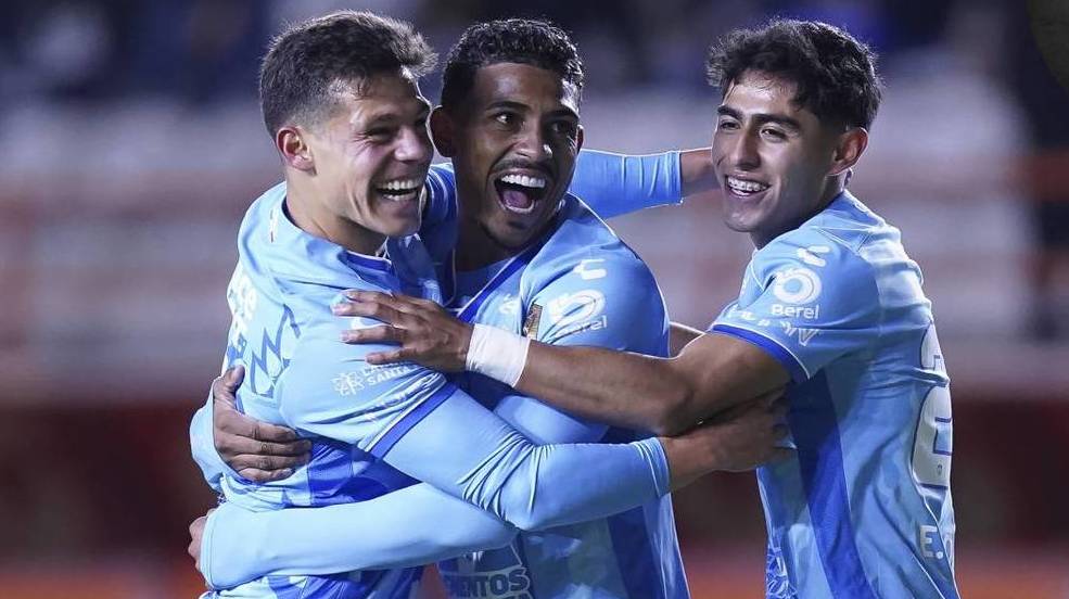 John Kennedy es felicitado tras uno de sus goles (Imago7)