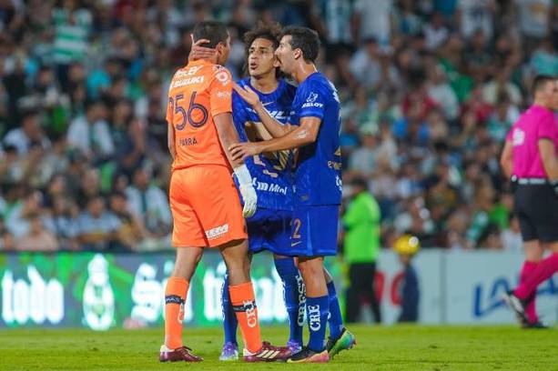 Parra es consolado por sus compañeros de Pumas (Imago7)