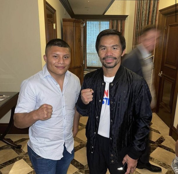 Pitbull Cruz tiene una foto del recuerdo con Manny Pacquiao.