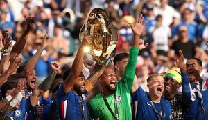 Reece James alzando el trofeo del Mundial de Clubes (Reuters)