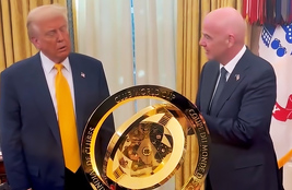 Trump recibió el trofeo en su oficina.
